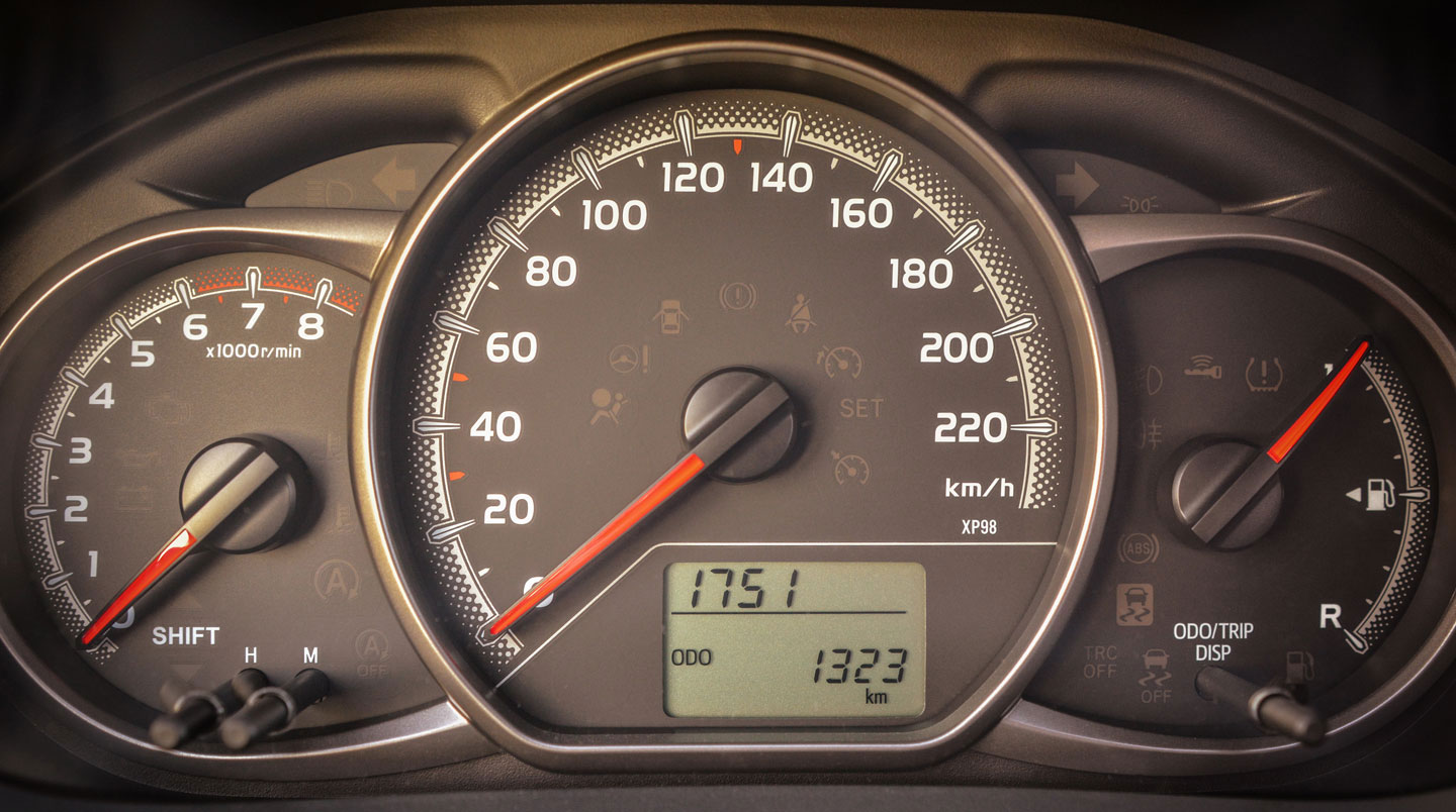 Illustration isométrique d’un compteur kilométrique affichant 85 347 km avec une jauge rouge indiquant un dépassement de la limite contractuelle.